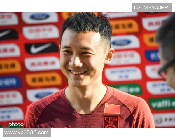 冯劲在边路的精彩突破展现了个人技术与团队配合的完美结合